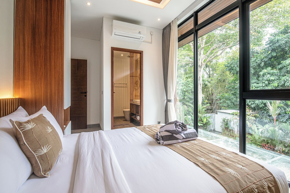 Enchanting 5BR Canggu Villa Moments to Sea
