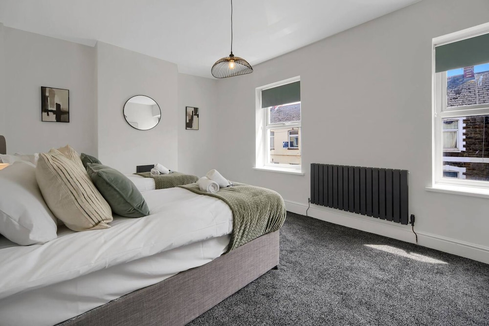 Central Chic - Huge Home - Free Wifi