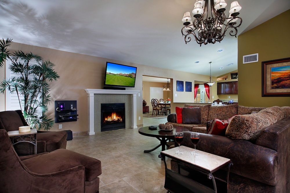 Private Playground: Golf Pool Table and Hot Tub!