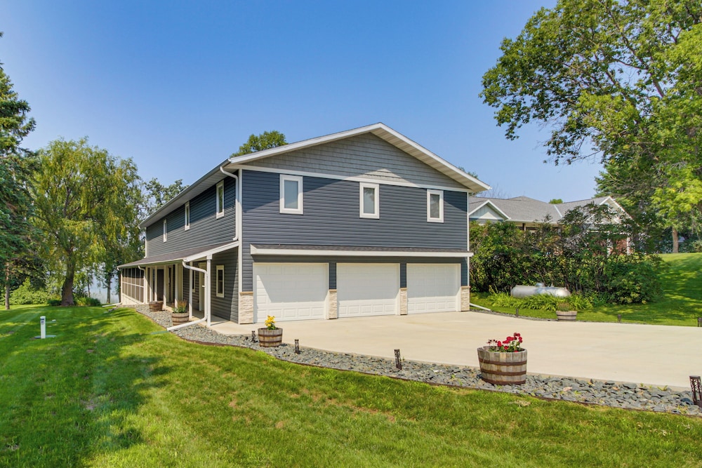 Waterfront Family Retreat on Lake Lida w/ Dock