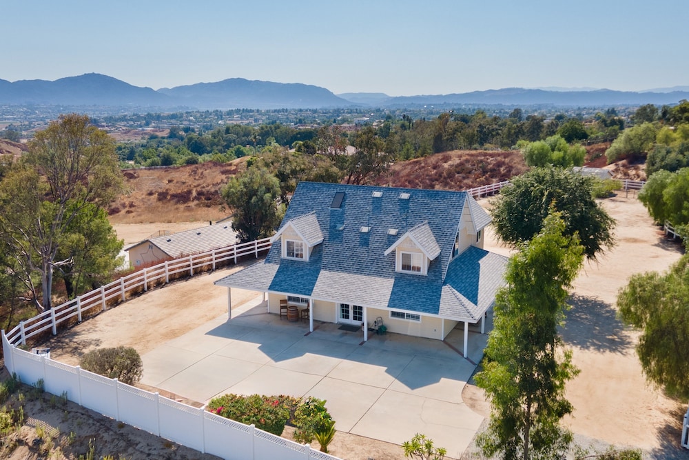 Wine Country Retreat Gorgeous Views Minutes to Wineries