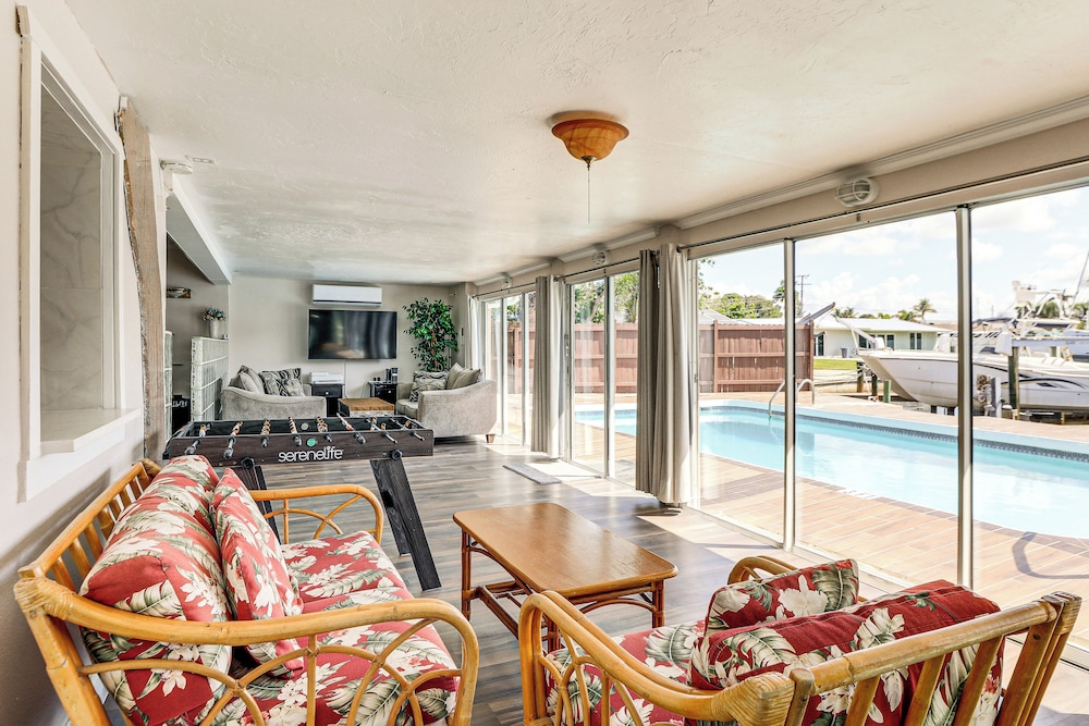 Furnished Sunroom w/ TV! Canal-front Bradenton Gem