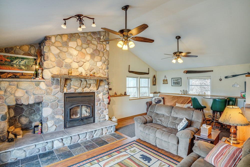 Near Hiking: Lakefront Getaway in Campbellsport!