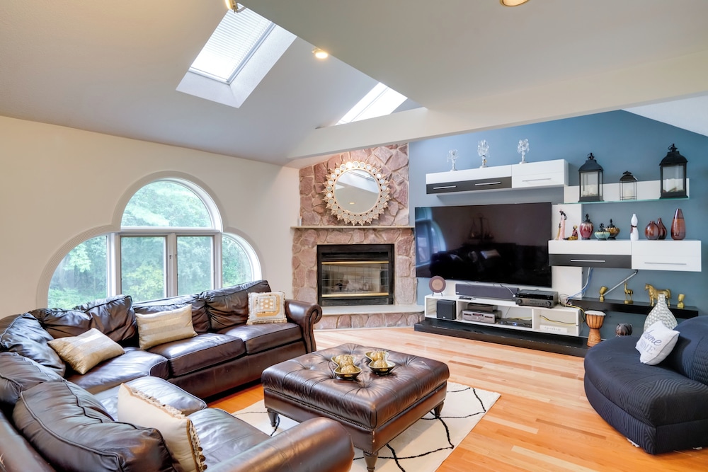 Luxury Mansion Rental w/ Rec Room in Niskayuna!