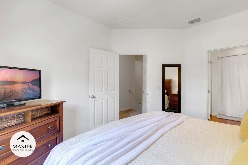4 Bedroom Lucaya Village Townhouse by RedAwning view 3