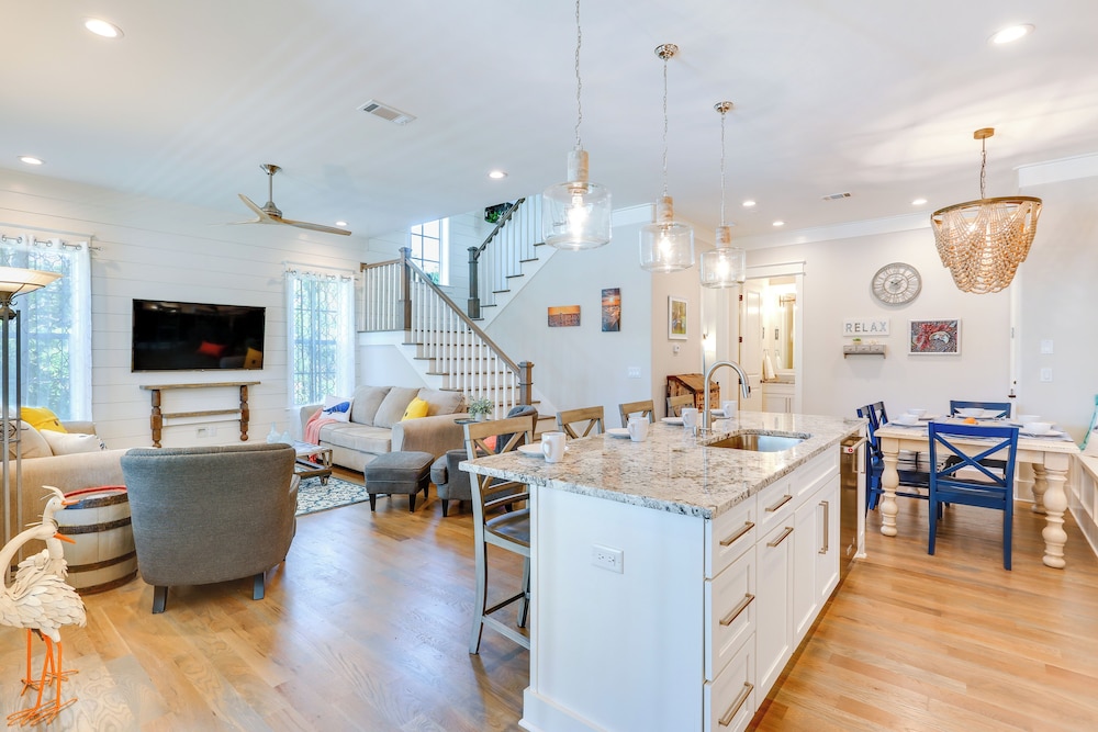 Family-friendly Santa Rosa Home: Walk to Beach!