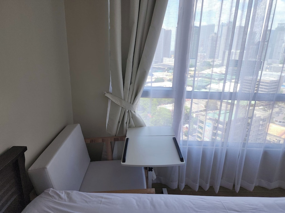 Cozy 1BR Condo in Mandaluyong City With City Skyline View