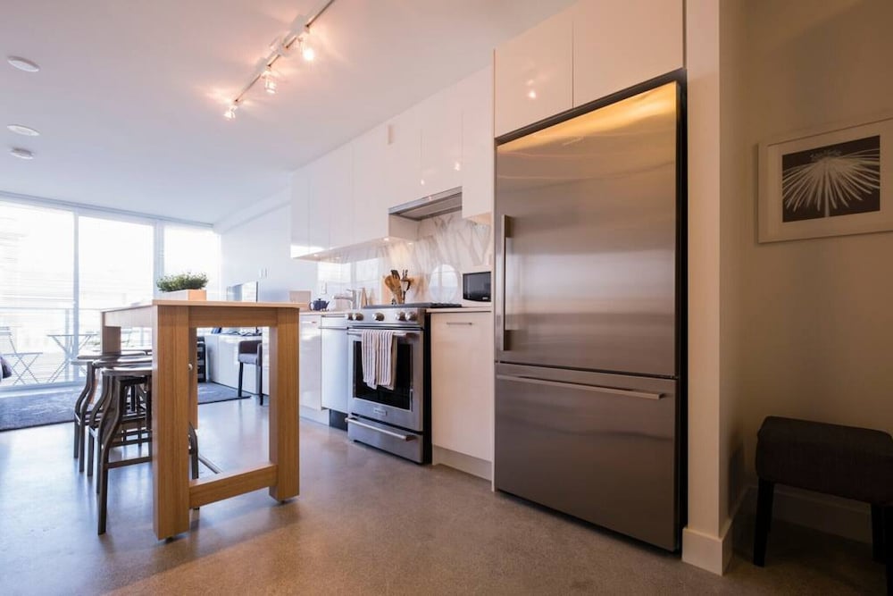 Pender Modern Studio on the Edge of Downtown Chinatown