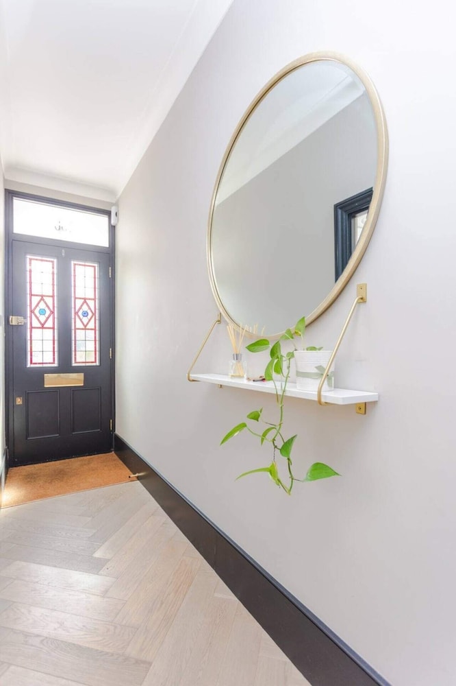 Modern 3 Bedroom Home in Honor Oak Beside Nature Reserve
