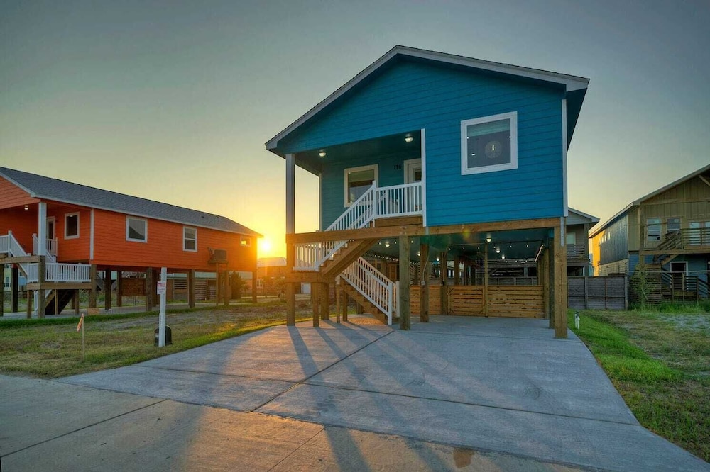 Sleeps 24 2 Homes, Priv Pool, Swing Bar, Patio Lounge Near Nature Preserve