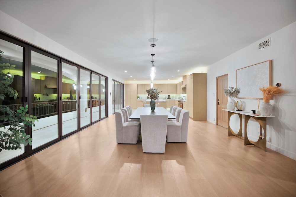 Villa Solea - Mulholland Retreat w/ Pool, Spa & Iconic LA Views