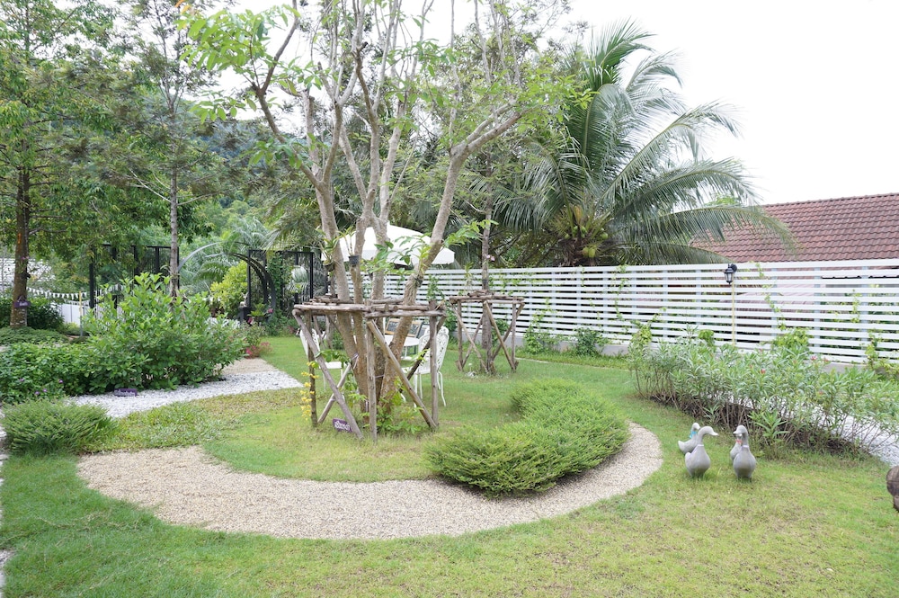 The White Village Ranong Resort