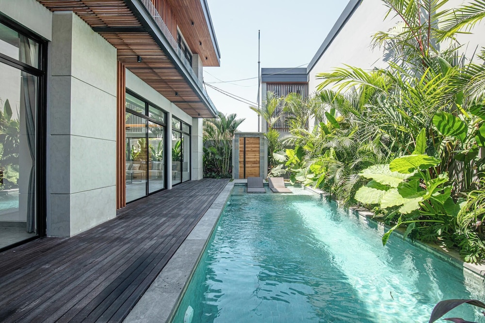 Tropical Elegance 5BR Canggu Villa Near Beach