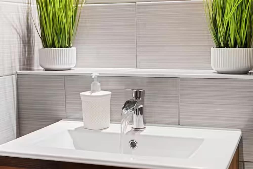 Leicester1br-wifi-modernapt-kitchen-sleeps2
