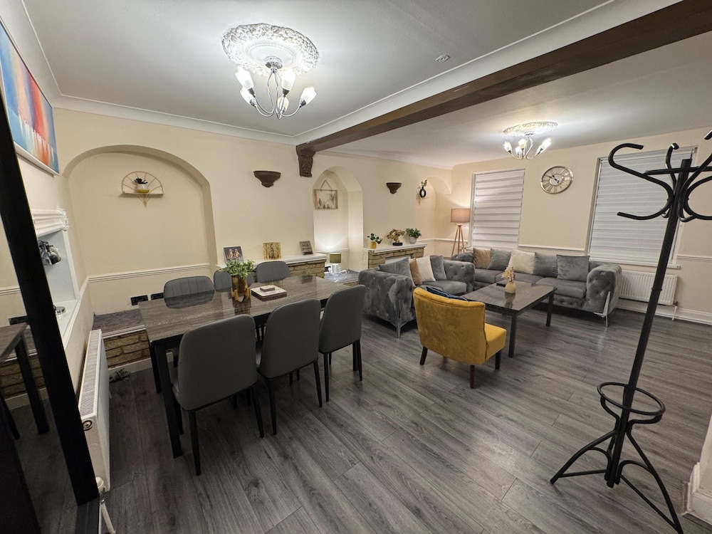 3BR House with Free WiFi All Over UK