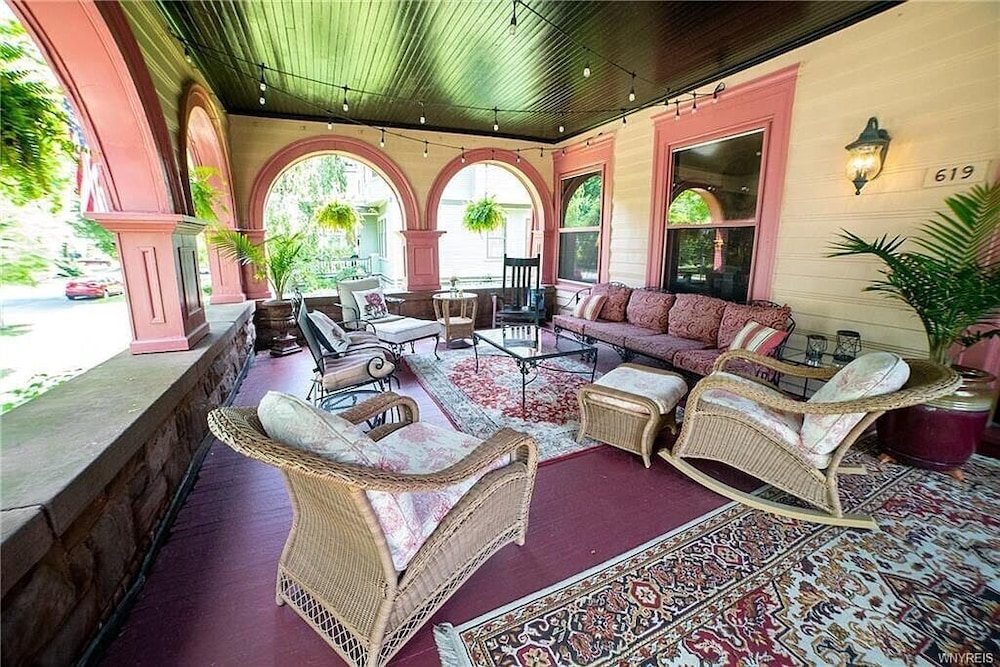 Buffalo Vacations - InnBuffalo off Elmwood - Property Image 8