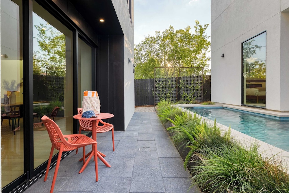 Modern East Austin Home w/ Pool, Near Downtown & Lady Bird Lake Casa 1803 by Avantstay