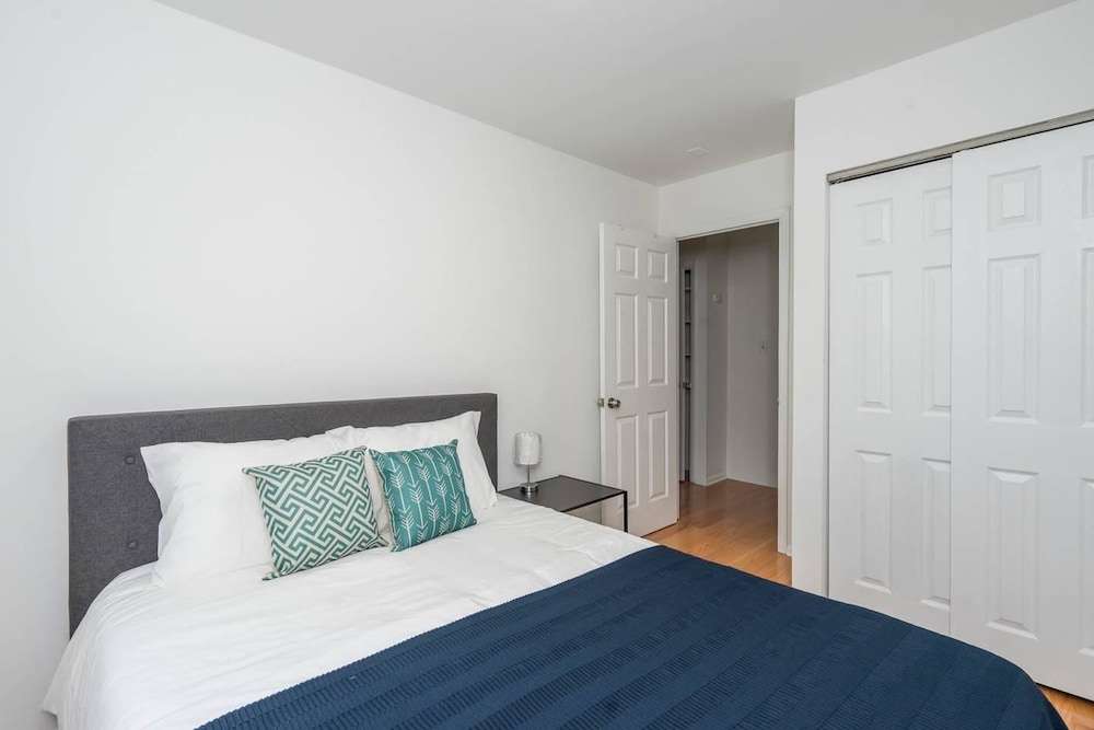 Perfect Downtown Apt w/ Free 2 Car Parking view 4