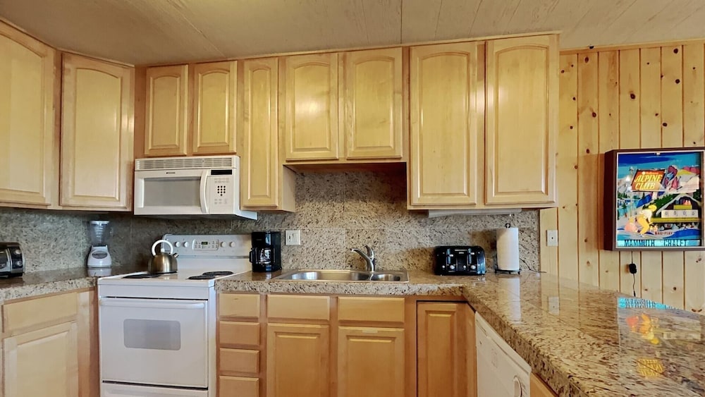 3 Outdoor Spas, Pool, Sauna and Free WiFi and Parking - Unit 531 at 1849 Condos - Slopeside by RedAwning