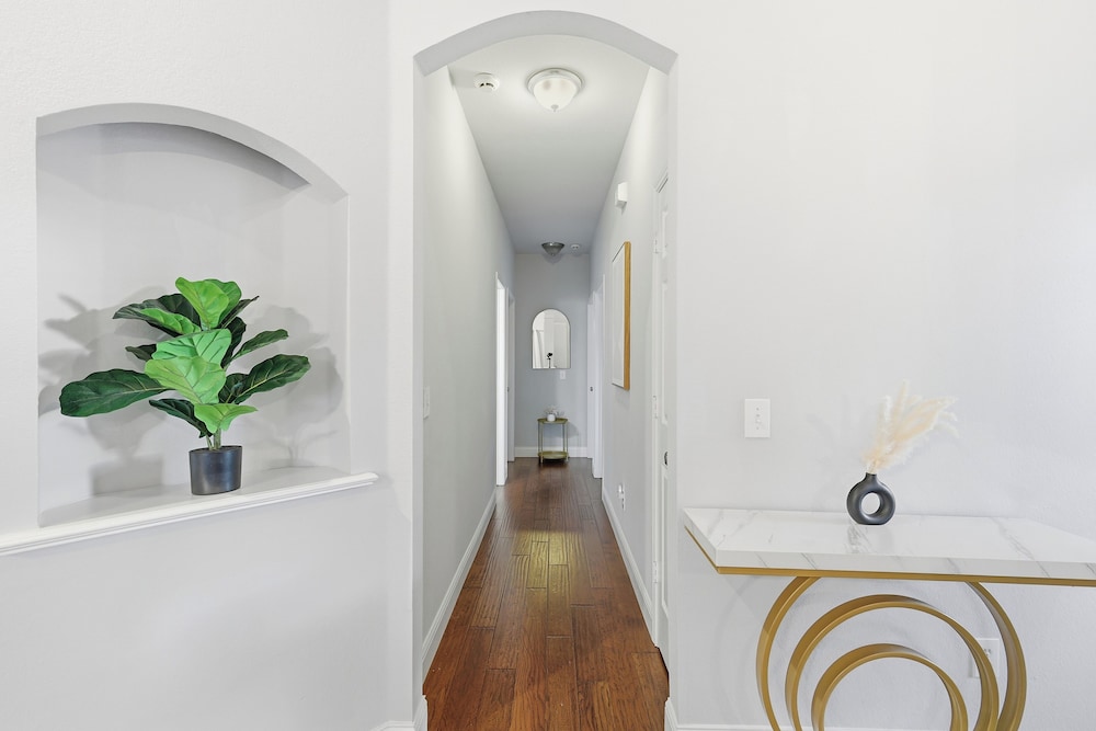 Lux Cozy 5B2B Home for Families