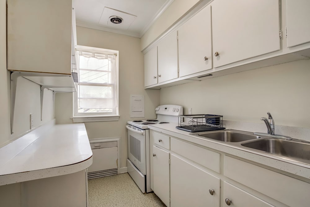Cambridge Apt in Walkable Neighborhood