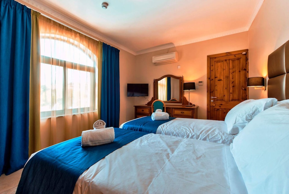 Villa Gardenia - 5 Bedroom Holiday Villa With Pool