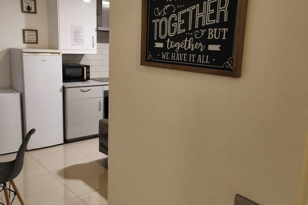 Leeds 3 Bed En-suites Apartment Retreat- Sleeps 9