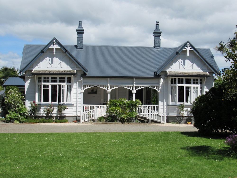 The White Elephant Accommodation - Hostel