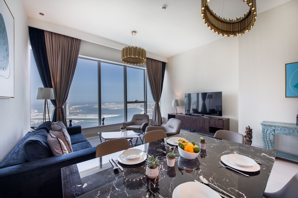 Maison Privee - Chic Coastal Escape w/ Sea Views on Palm Entry