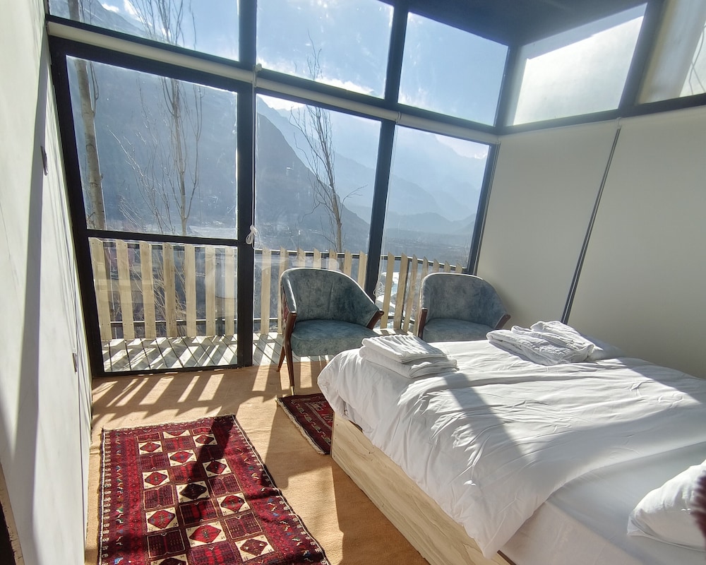 Stunning Cliff-edge 2-bedroom Chalet in Karimabad view 2