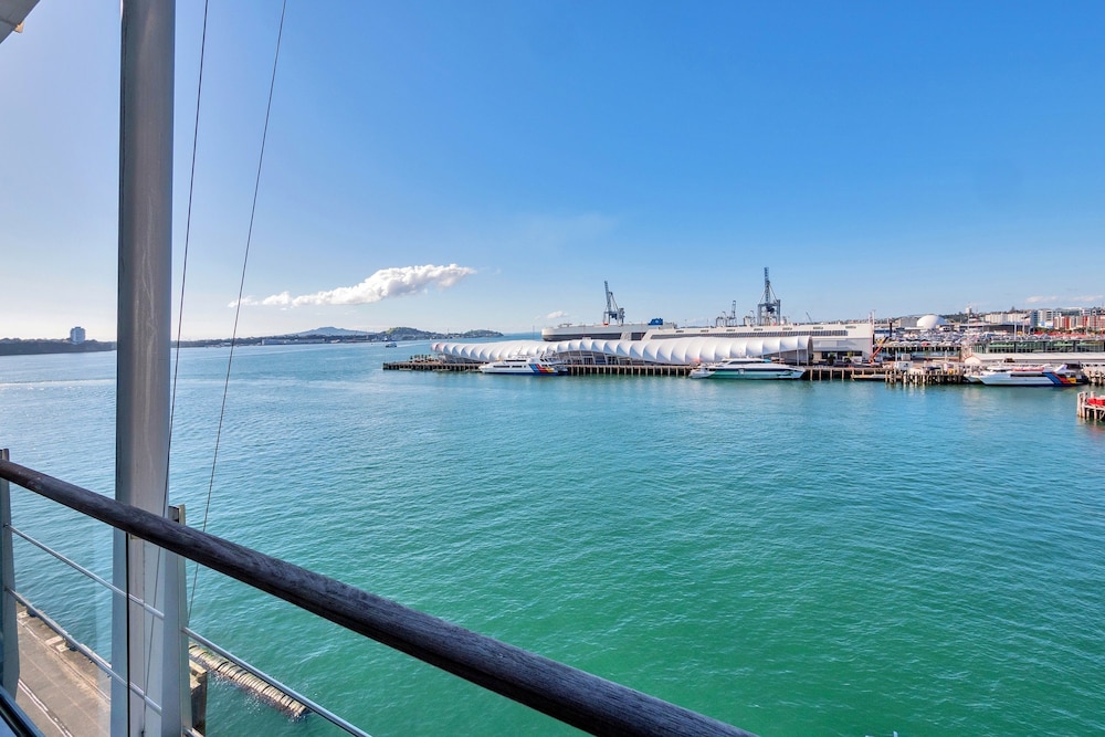 Stunning Harbour & City View Studio