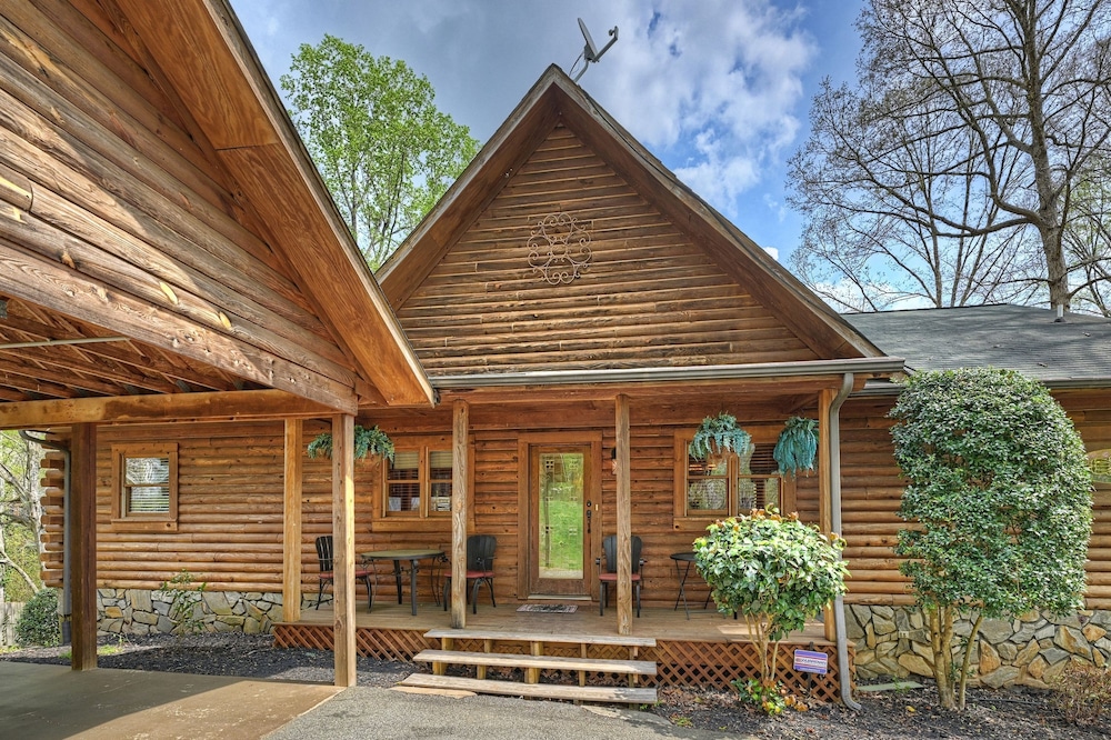 Lakeside Lodge by Avantstay Hot Tub Dock