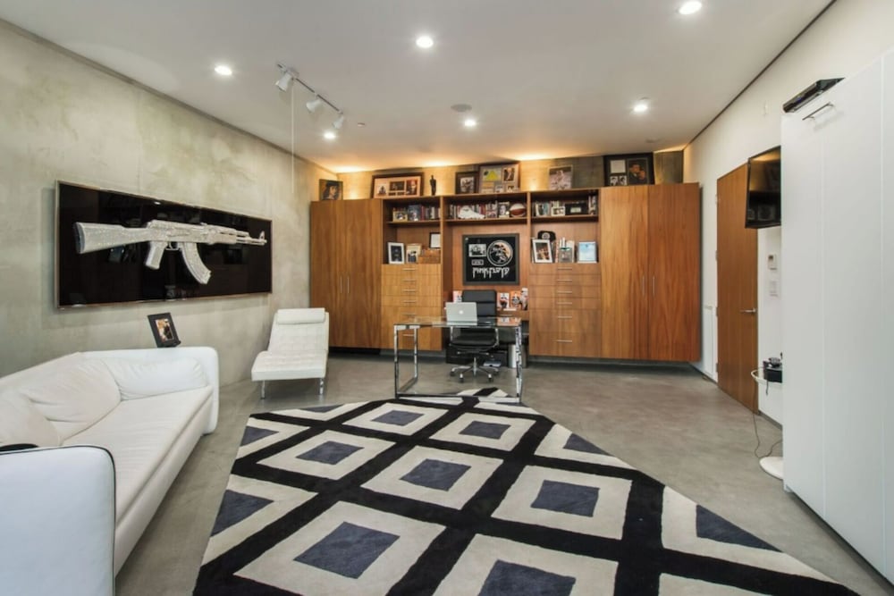 Glass Mansion - Chic Glass Villa in LA Hills With Views, Style & Serenity