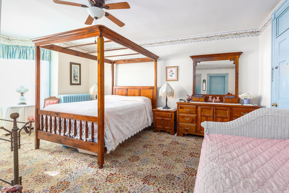 Antoinette's Apartments & Suites