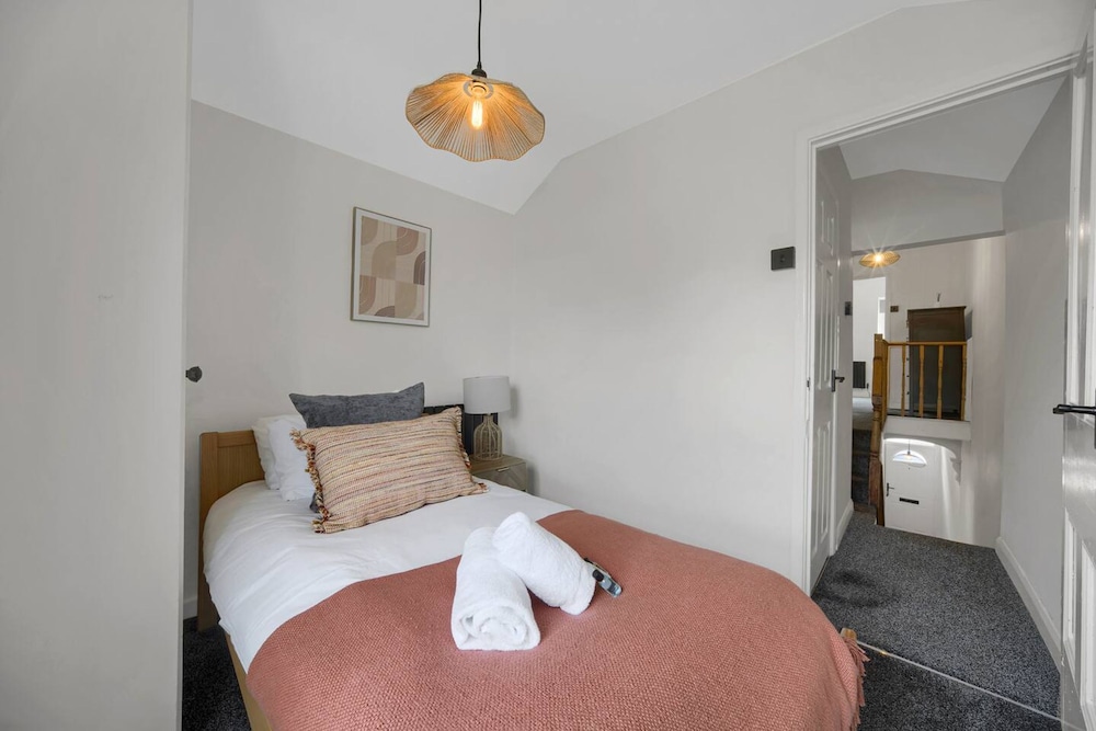 Central Chic - Huge Home - Free Wifi