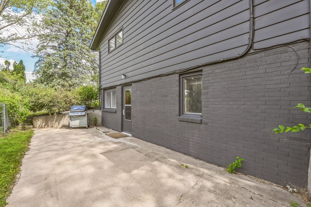 Iowa City 4br Backyard Walk To Stadium 4 Bedroom Home