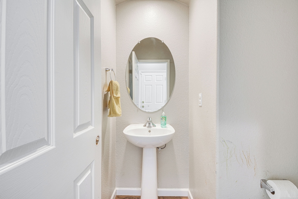 3 Mi to Downtown Merced: Family-friendly Home