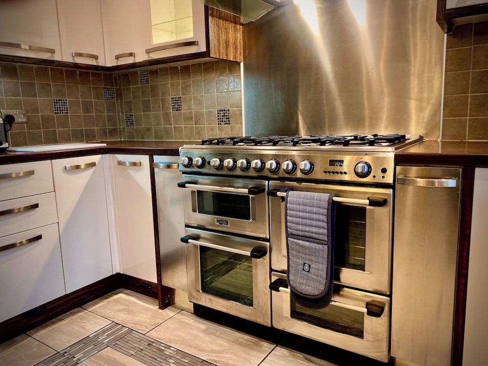 Sleeps10-parking-garden-hottub-petfriendly