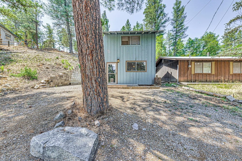 < 1 Mi to Grindstone Lake: Cabin w/ Large Yard!