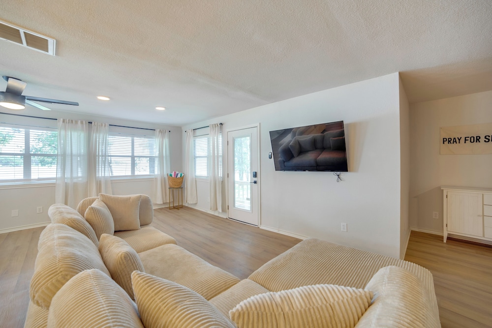 Waterfront Cedar Creek Lake Gem: Near Marina!