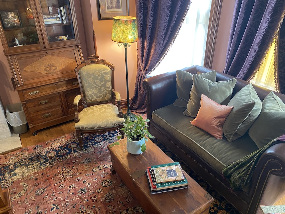 Vineyard Mansion & Carriage House Bed & Breakfast