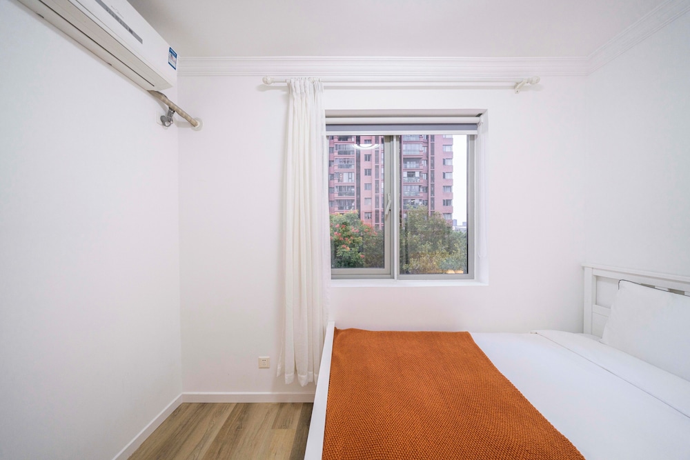 Tyms 4BR 2BA APT Riverside