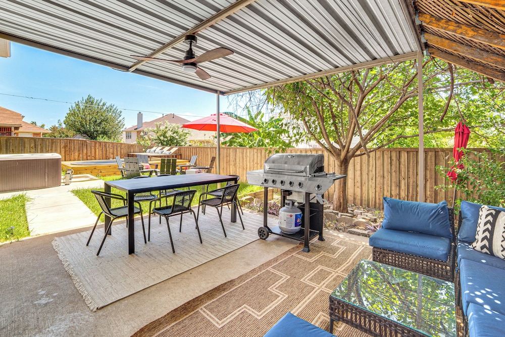 Game Room, Hot Tub & Pool! Grand Prairie Getaway