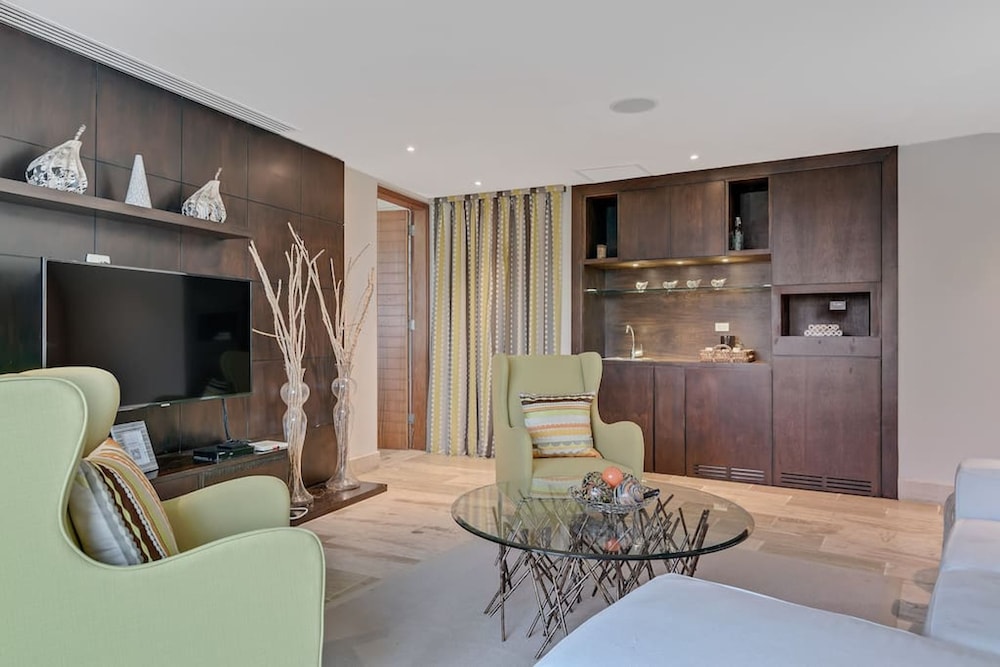 Luxurious 8-bedroom Dreamy Villa