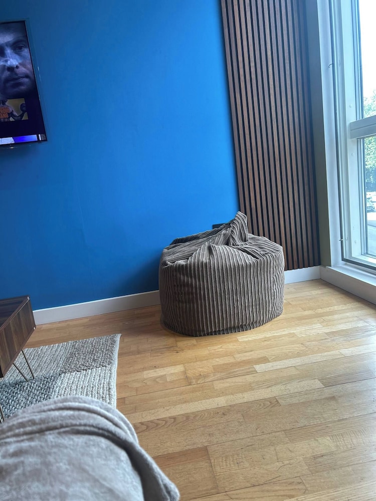 Modern City Blue Apartment Next To The AO Arena Free Parking