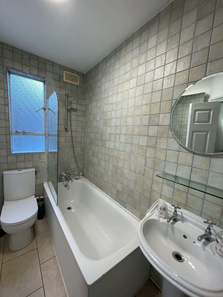 Charming and Serene 2 Bedroom Flat - Sands End