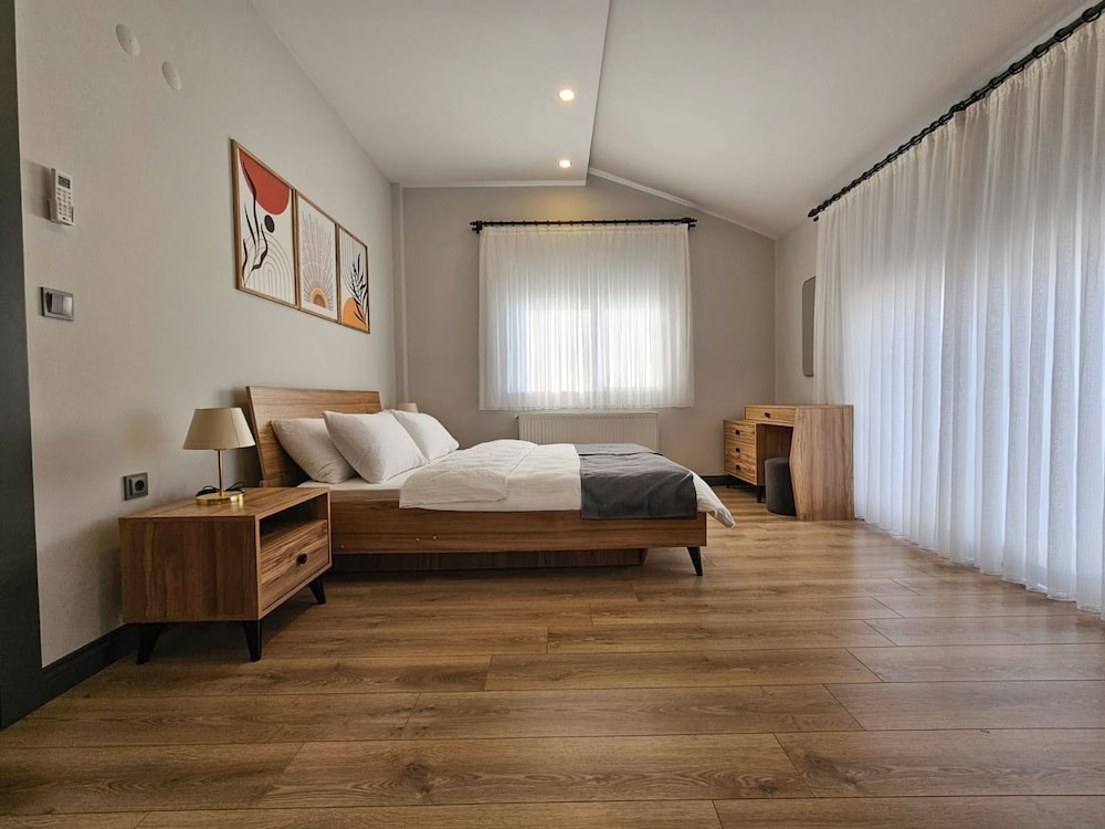 New Flat Large Living Space 2-5 Near By Lara Beach
