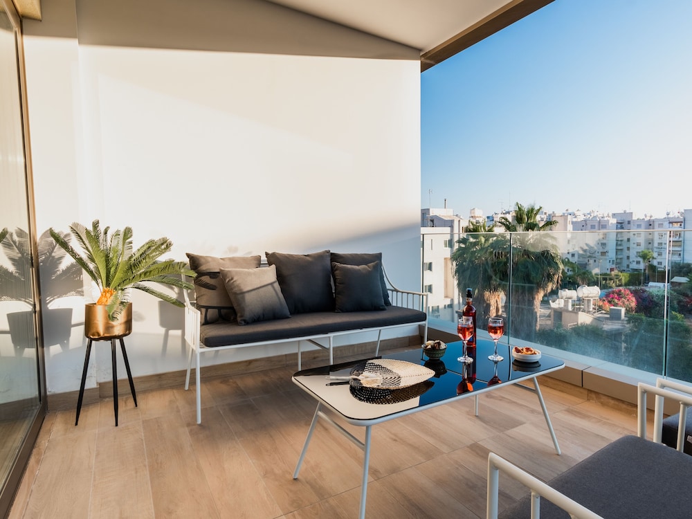 Deluxe Three Bedroom Apartment