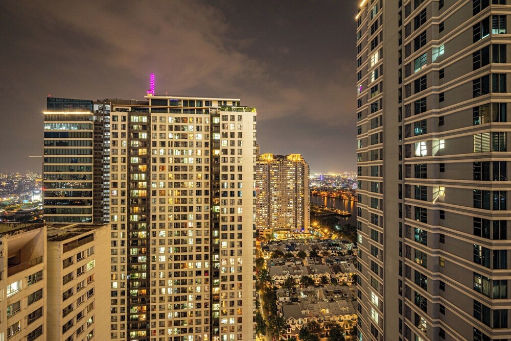 Luxury Sunwah Apartment near Landmark 81 - City View
