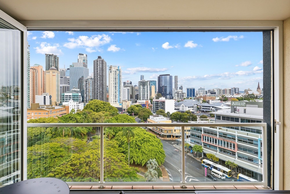 Bright 1-bed With Great Views & Amenities